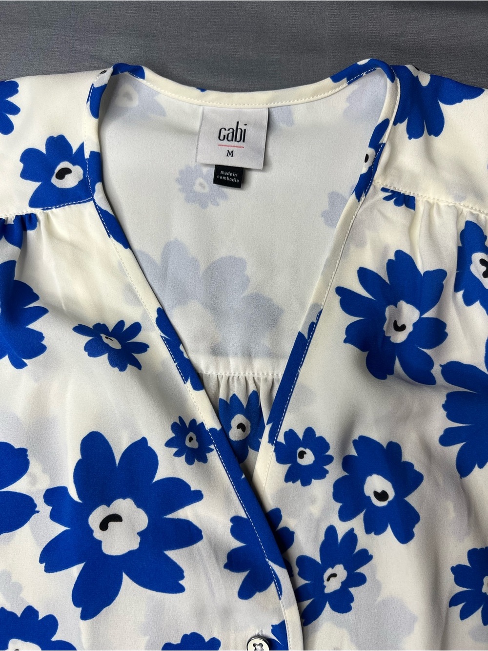 CAbi Florist Blouse #4334 Blue White Floral V-Neck Top Size M